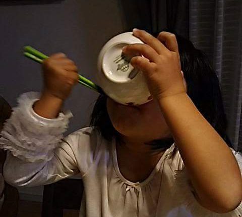 生姜ごはんを食べる女の子